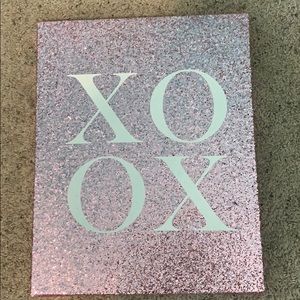 XOXO pink and white glittery wall decor